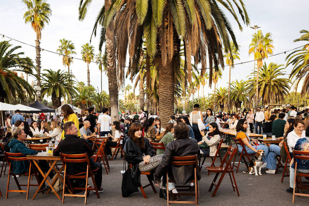 El food-market frente al mar vuelve: más de 10 restaurantes, mercadillo de artesanía y talleres gastronómicos en el Muelle de la Madera