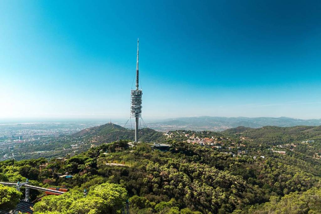 Solo durante 5 días: el mirador de la Torre de Collserola abre en un nuevo horario para ver la puesta de sol sobre Barcelona