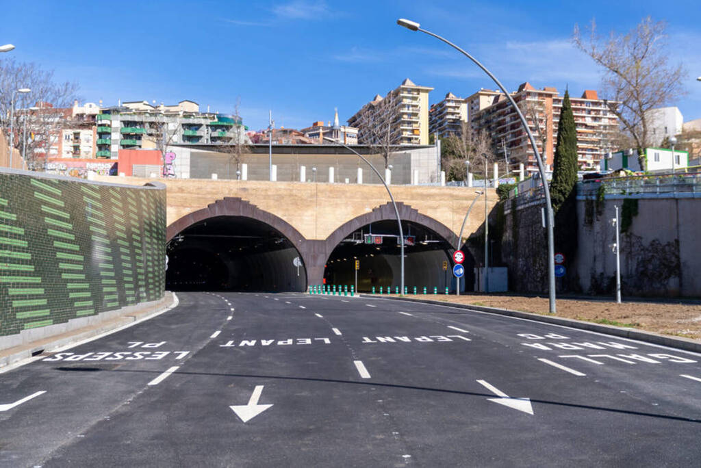 Adiós a los desvíos 12 meses después: el gran túnel de Barcelona reabre su paso principal y estos buses retoman su itinerario habitual