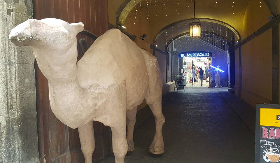 El retorn del ‘Camell’: un documental busca trobar la figura perduda del gegant animal i rescatar l’ànima del mercat de Portaferrissa (i hi pots ajudar per només 15 euros)