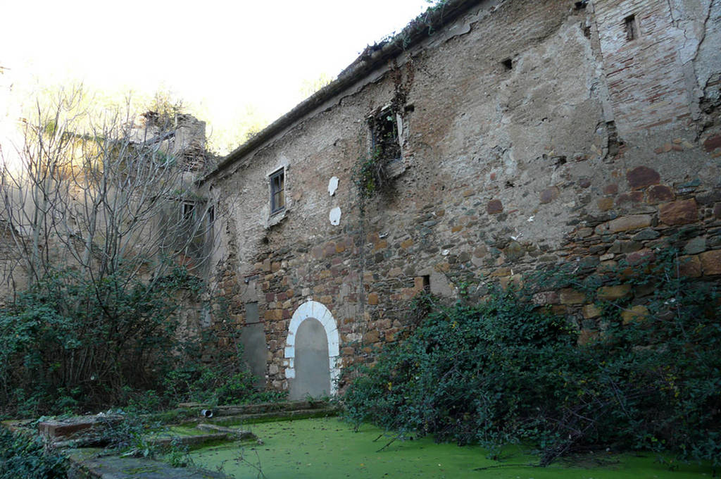 Está en Collserola, pero nadie lo conoce: el monasterio de monjas abandonado del s. XII al que puedes legar con un paseo en Ferrocarril