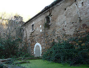 Està a Collserola, però ningú no en sap res: el convent abandonat del segle XII al qual es pot arribar en tren