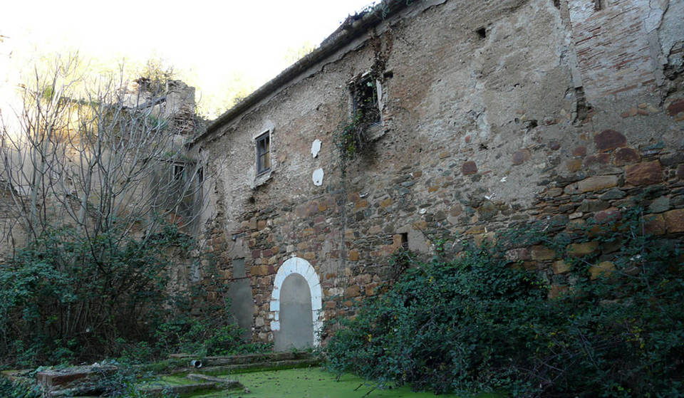 Está en Collserola, pero nadie lo conoce: el monasterio de monjas abandonado del s. XII al que puedes llegar con un paseo en Ferrocarril