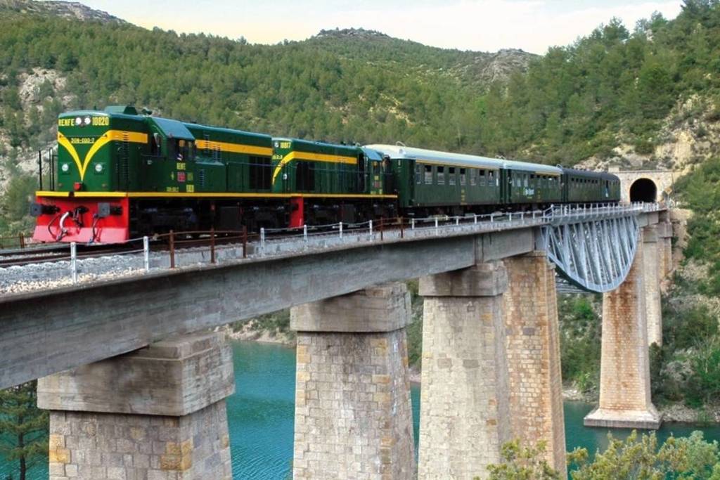 De trein die 75 bruggen en 40 tunnels doorkruist in Catalonië: de kaartjes voor de Tren dels Llacs zijn nu verkrijgbaar