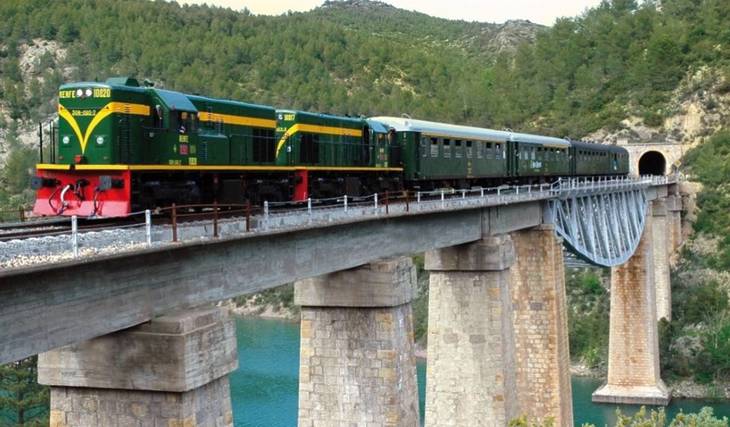 El tren que creua 75 ponts i 40 túnels a Catalunya: ja són disponibles els bitllets per al Tren dels Llacs