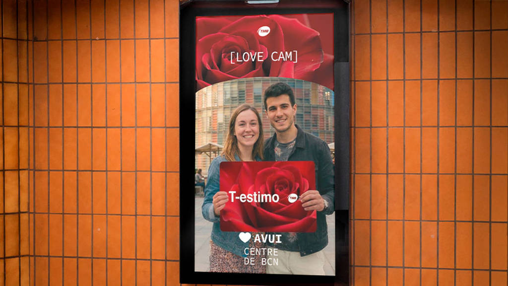 La Love-Cam del metro de Barcelona vuelve por Sant Jordi: cómo aparecer en todas las pantallas del metro de Barcelona con un beso