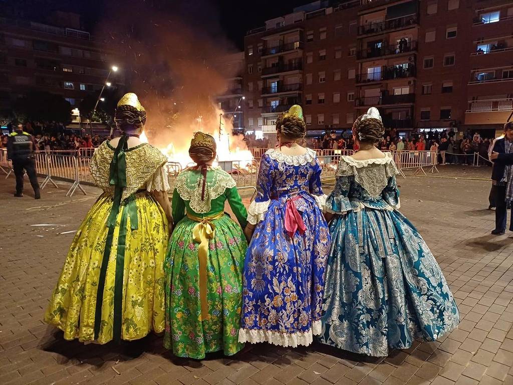 A 20 minutos en tren de Barcelona: las únicas fallas del país fuera de Valencia con muñecos y ardió este fin de semana en este pueblo costero barcelonés