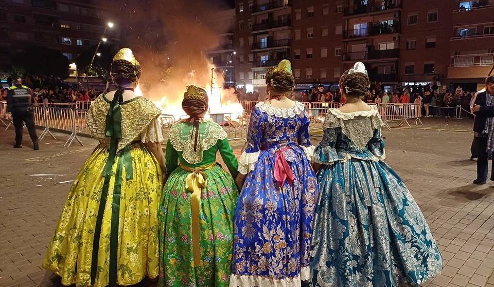 20 minuts en tren des de Barcelona: les úniques Falles del país fora de València, amb ninots i la cremà aquest cap de setmana en aquesta localitat costanera a prop de Barcelona