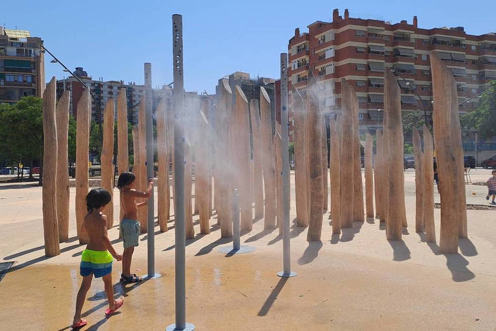 “Es un oasis de agua en pleno Eixample”: Sant Antoni estrenará un parque de juegos de agua para bañarse en medio de Avenida Mistral