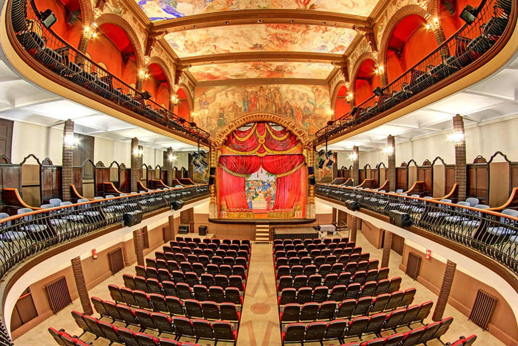 Interior del Casino Prado Suburense donde se viene el escenario y la sala completa