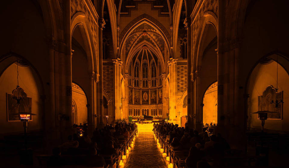 Treize fois la Sagrada Familia : voilà l’énorme travail manuel qui se cache derrière les concerts Candlelight à Barcelone