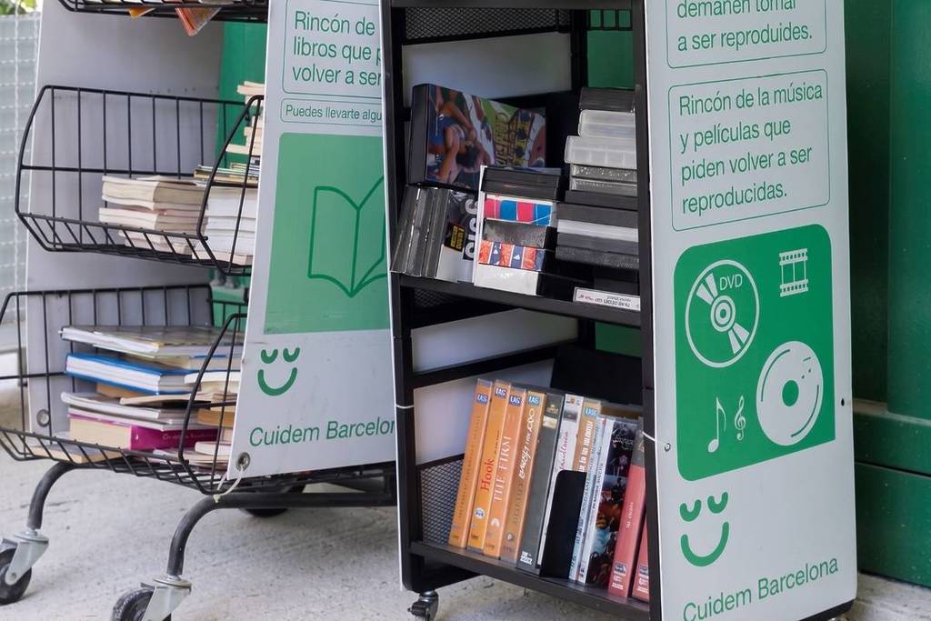 Barcelona estrena un nuevo servicio en 4 barrios: así puedes quitarte hasta 3 vinilos, DVD o CD al día
