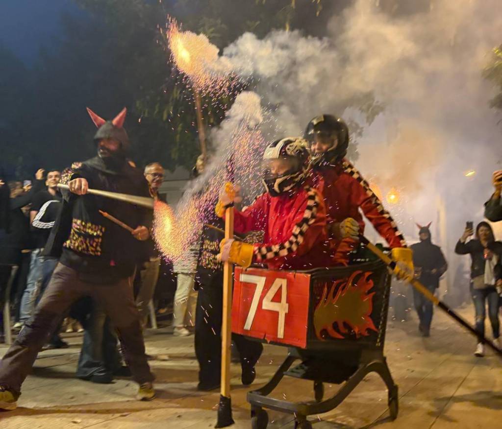 Het is geen Redbull, maar Poblenou: het feest met zelfgebouwde auto’s van aanstaande zaterdag ter ere van Sant Pollastre, de kip die de wijk van een brand redde