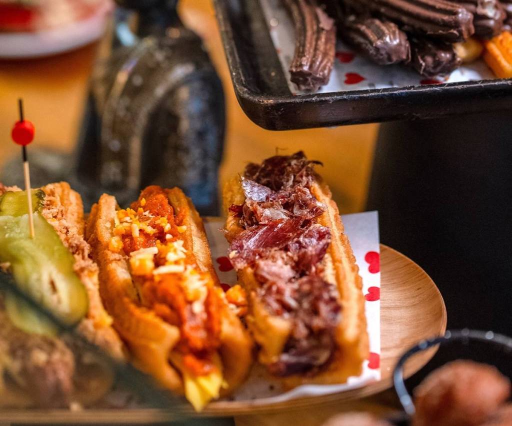 Churros llenos de hotdog o de pistacho y nutella a 6€: la churrería de 76 años que ha reinventado el churro en Barcelona