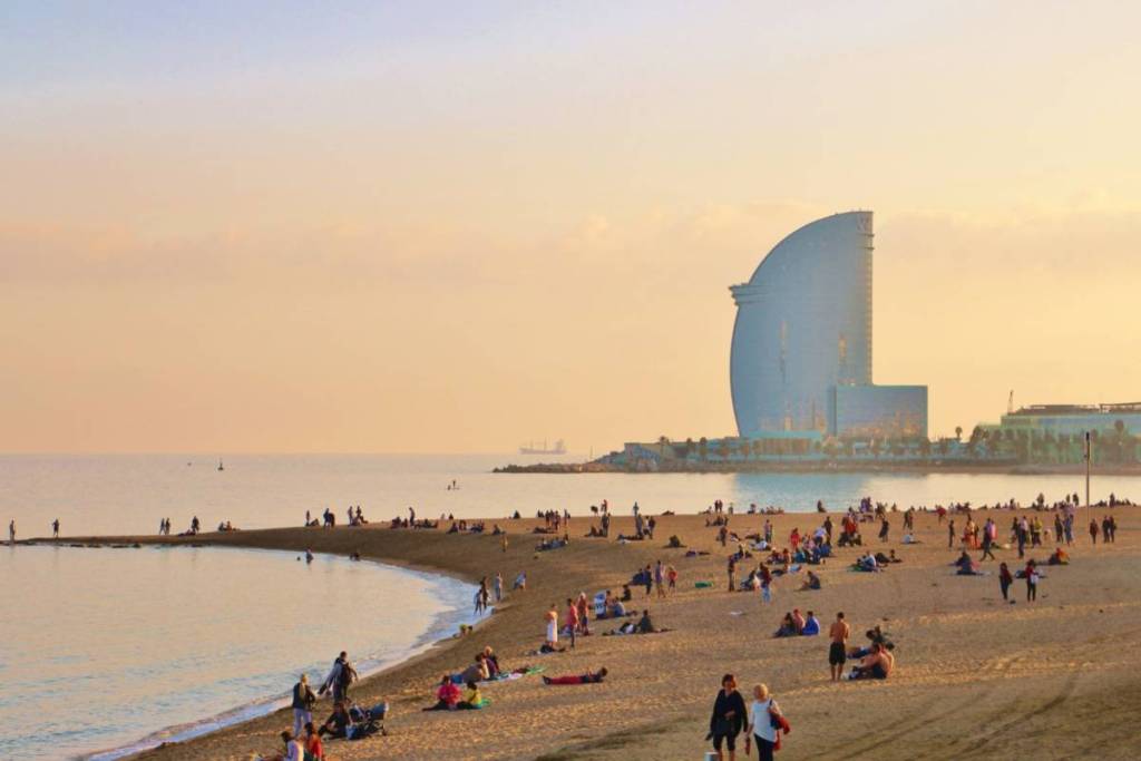 La playa de Barcelona con 4 millones de visitantes se queda sin Bandera Azul este verano: las 6 zonas de baño que sí la tienen