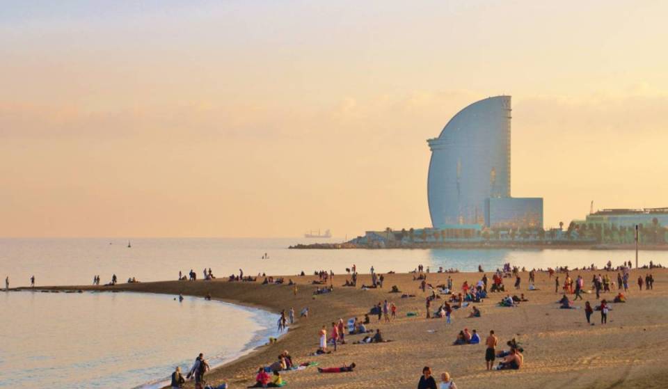 La platja de Barcelona, que atrau 4 milions de visitants, es queda sense la Bandera Blava aquest estiu: les 6 zones de bany que sí que la tenen