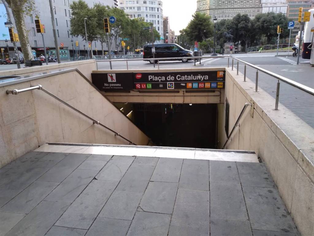 Adioso al pasillo de conexión entre la L1 y la L3 de Plaza Cataluña: cerrará todo el verano y estas son las alternativas