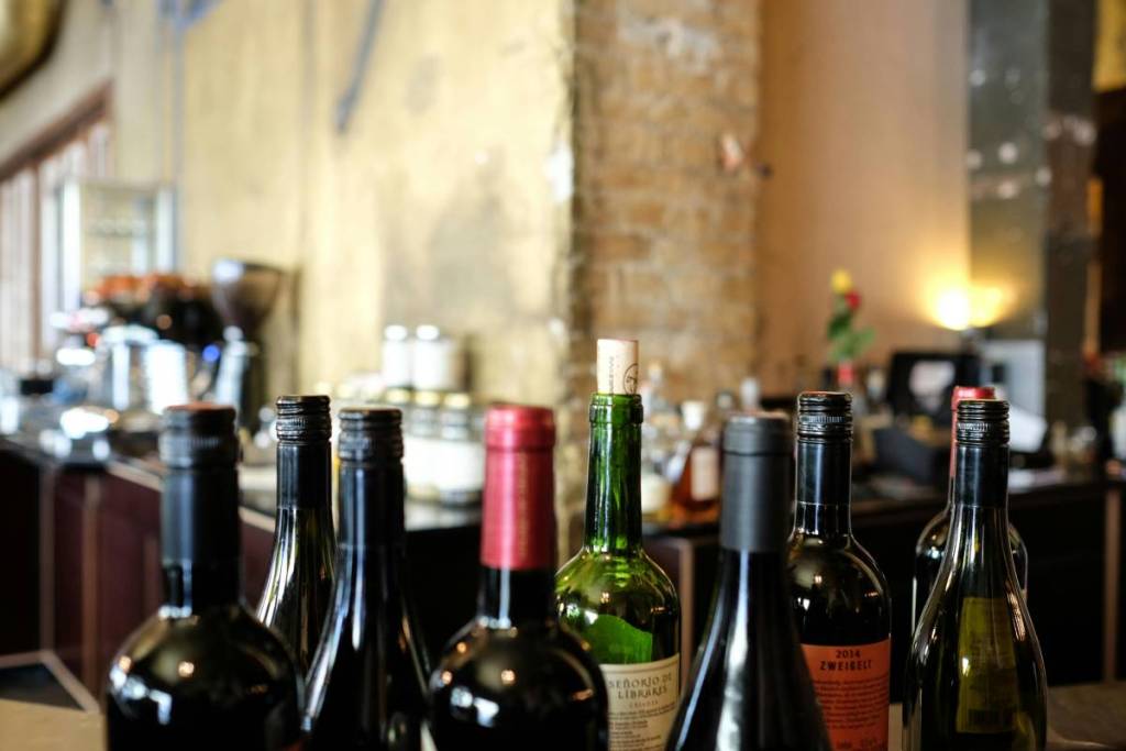 Plano con varias botellas de vino sobre una mesa.