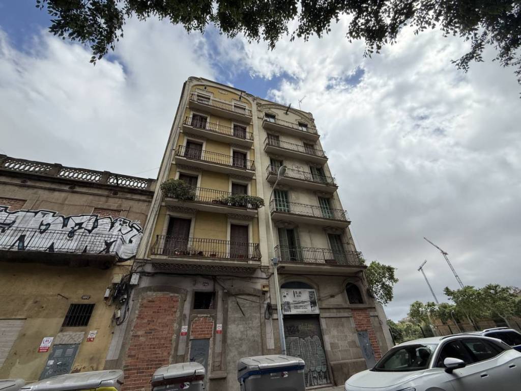 Adioso a las “casas hermanas” modernistas centenarias de Consell de Cent: se derribarán para ampliar el parque de Glòries