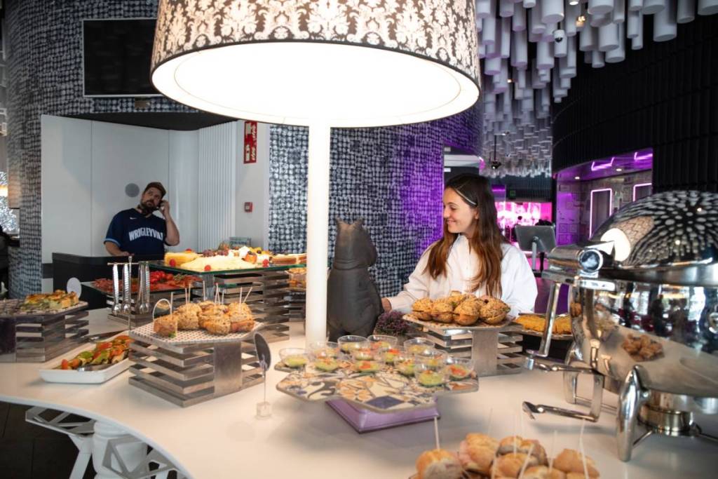 El brunch en un exclusivo hotel del Raval que solo se celebra los domingos y da acceso a una terraza con vistas 360º de toda Barcelona