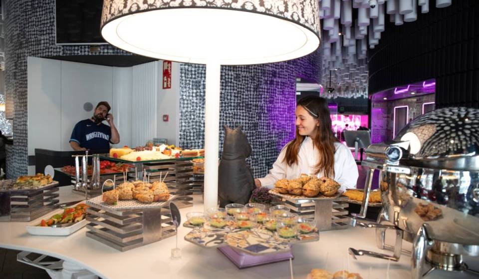 El brunch en un exclusivo hotel del Raval que solo se celebra los domingos y da acceso a una terraza con vistas 360º de toda Barcelona