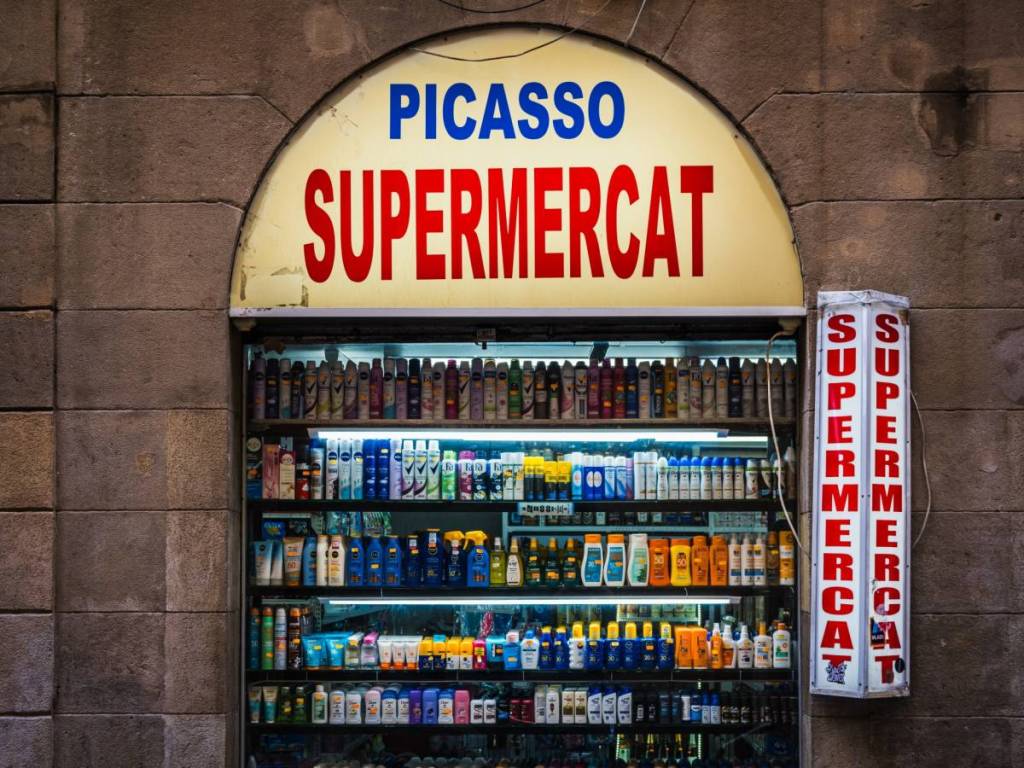Adéu als supermercats 24 hores a Barcelona: s’ajornen un any les noves llicències a l’espera de regulacions específiques