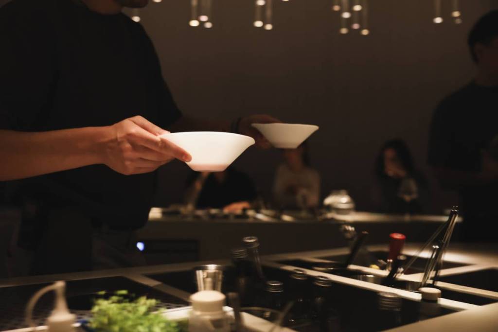 La mejor coctelería del mundo amaga un restaurante secreto en su almacén: tiene el primer menú degustación líquido que existe (y así puedes entrar en Barcelona)