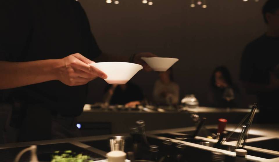 La mejor coctelería del mundo esconde un restaurante secreto en su almacén: tiene el primer menú degustación líquido que existe (y así puedes entrar en Barcelona)