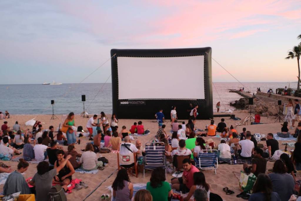 Cine libre en la playa de San Sebastián: todas las películas y fechas del cine al aire libre en las playas de Barcelona y Cataluña