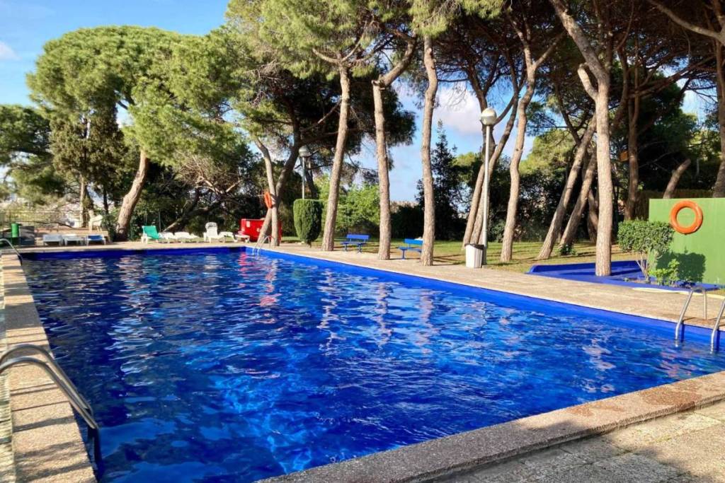 Ni las piscinas de salto ni la Picornell: la piscina desconocida de Barcelona que abre al público este verano a 5 minutos de Plaça Espanya