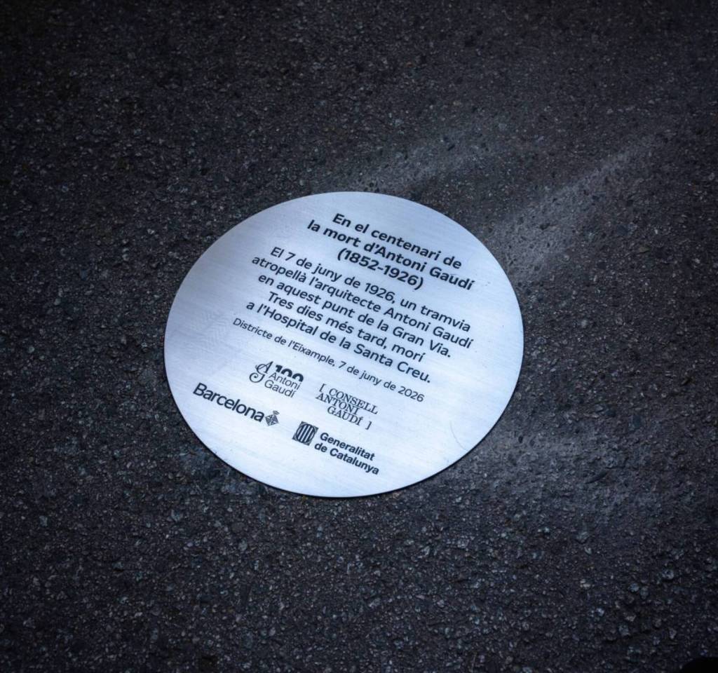 Onde Gaudí morreu atropelado: a placa instalada no local do acidente de elétrico, exatamente 100 anos após a sua morte