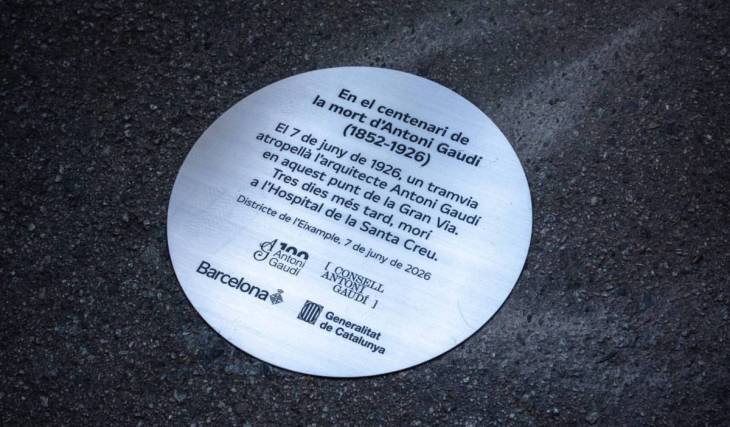 Dónde murió atropellado Gaudí: la placa instalada en el lugar del accidente de tranvía justo 100 años después de su muerte