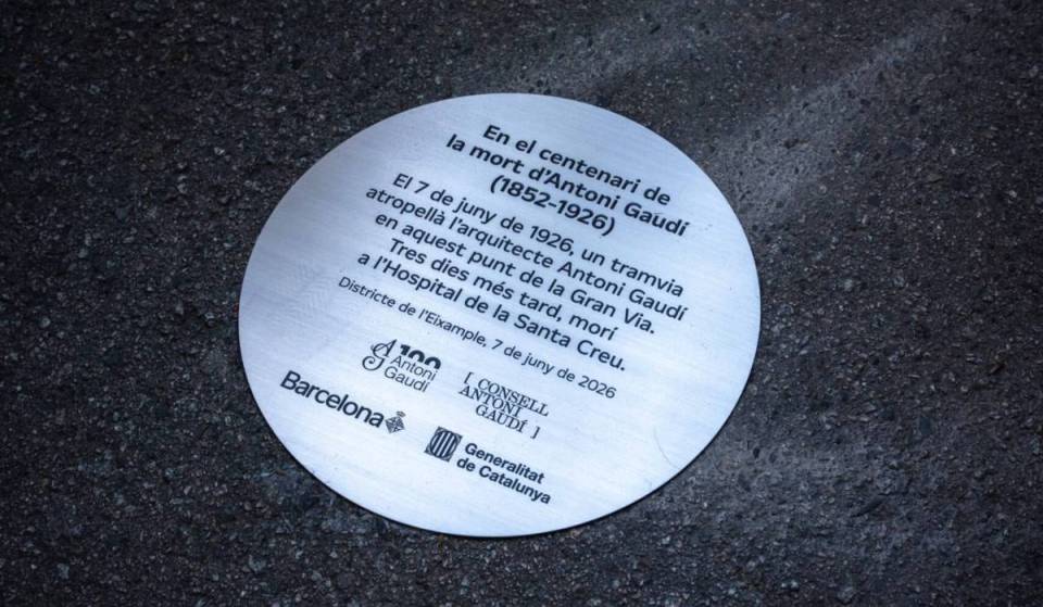 Où Gaudí a été renversé : la plaque installée sur le lieu de l’accident de tramway, exactement 100 ans après sa mort