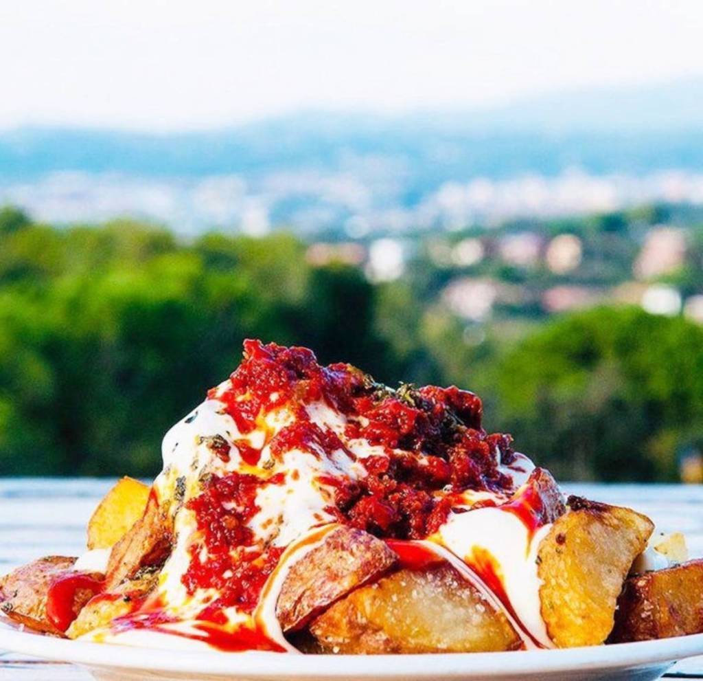 Lleva 14 años en una cuesta del 23% en Valldoreix: el restaurante con terraza, vistas a la naturaleza y churrasco a la brasa por menos de 13€