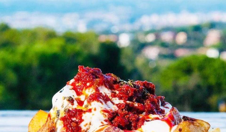 Lleva 14 años en una cuesta del 23% en Valldoreix: el restaurante con terraza, vistas a la naturaleza y churrasco a la brasa por menos de 13€