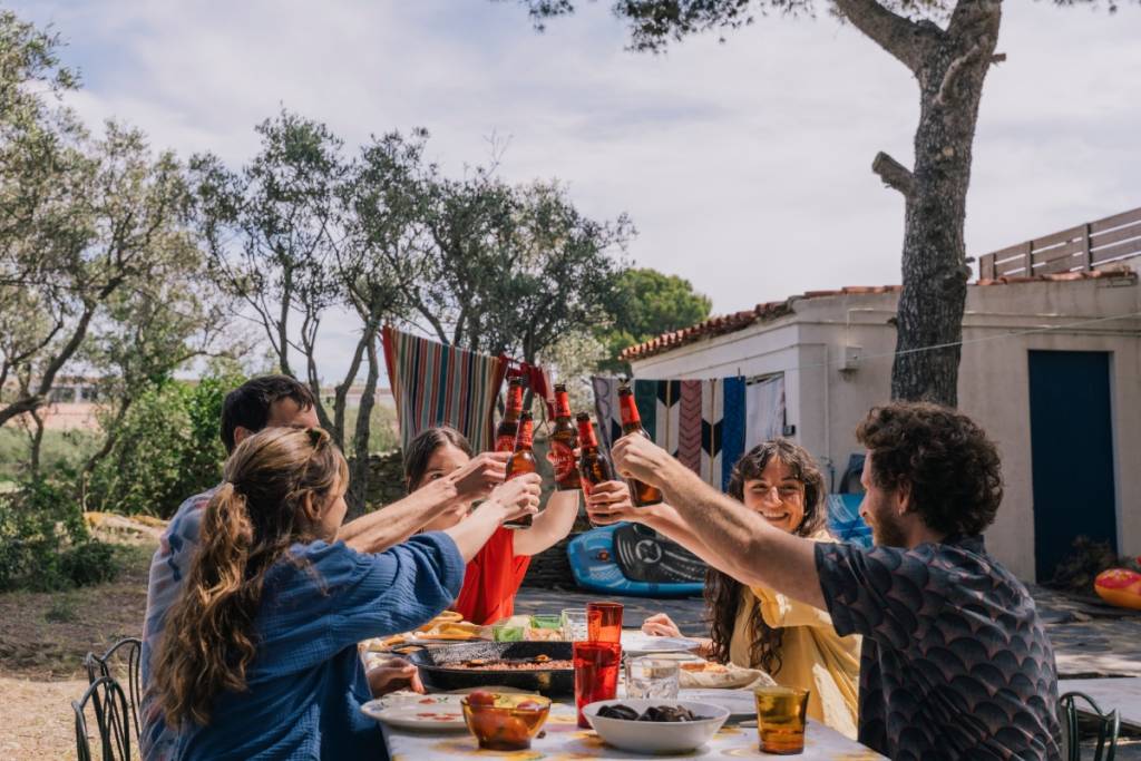 Estrella Damm celebra 150 años con una leyenda mediterránea y un reparto de rostros conocidos