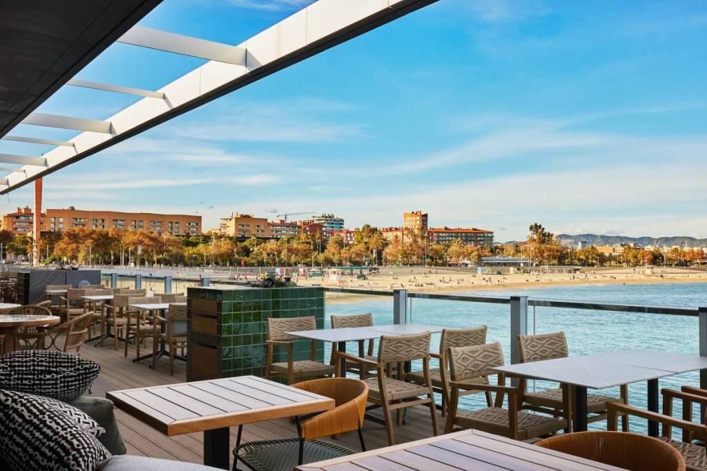La via dei ristoranti sul mare a Barcellona: i migliori locali con pesce alla griglia e paella con vista sulla spiaggia