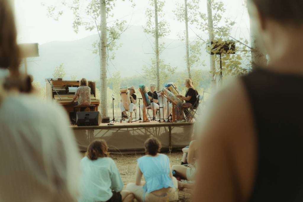Il festival che nasce ogni anno tra 15.000 alberi a due ore da Barcellona e poi scompare senza lasciare traccia: campeggio in riva al fiume, saune ecologiche, arte e concerti tra i rami