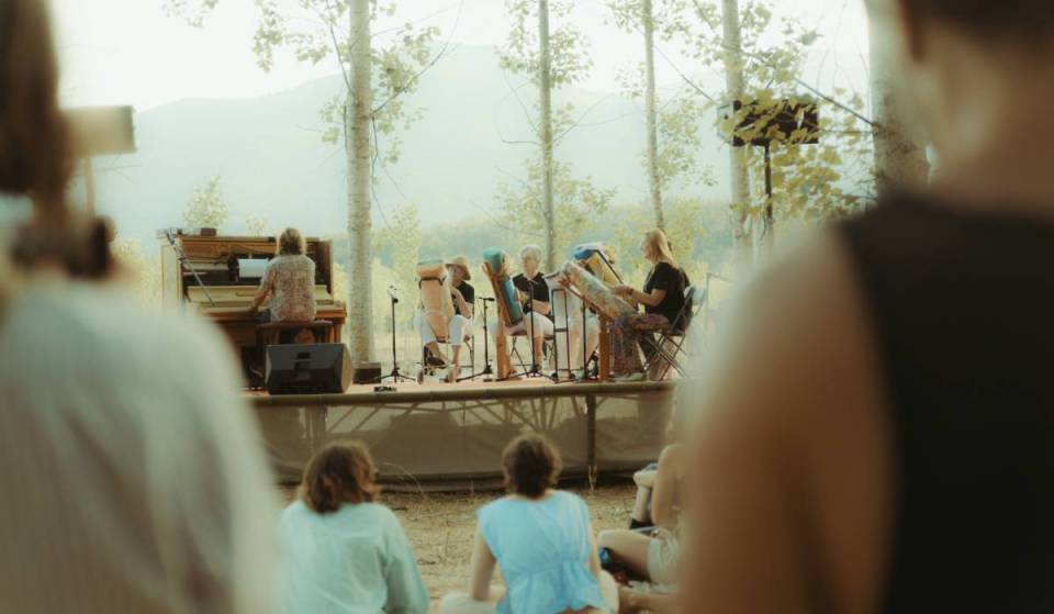 O festival que nasce todos os anos entre 15 000 árvores, a duas horas de Barcelona, e depois desaparece sem deixar rasto: acampamento junto ao rio, saunas ecológicas, arte e concertos entre os ramos