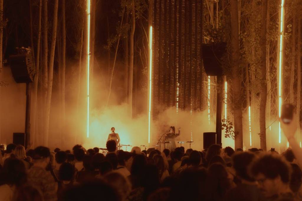 El festival que nace cada año entre 15.000 árboles a dos horas de Barcelona y después desaparece sin dejar rastro: acampada junto al río, saunas eco y arte y conciertos entre ramas