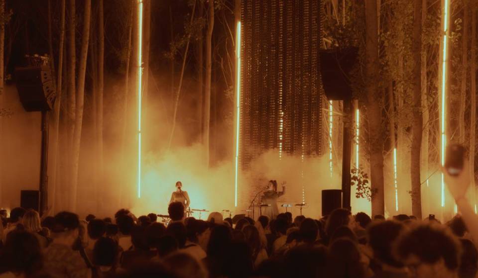 El festival que nace cada año entre 15.000 árboles a dos horas de Barcelona y luego desaparece sin dejar rastro: acampada al lado del río, saunas eco y arte y conciertos entre ramas