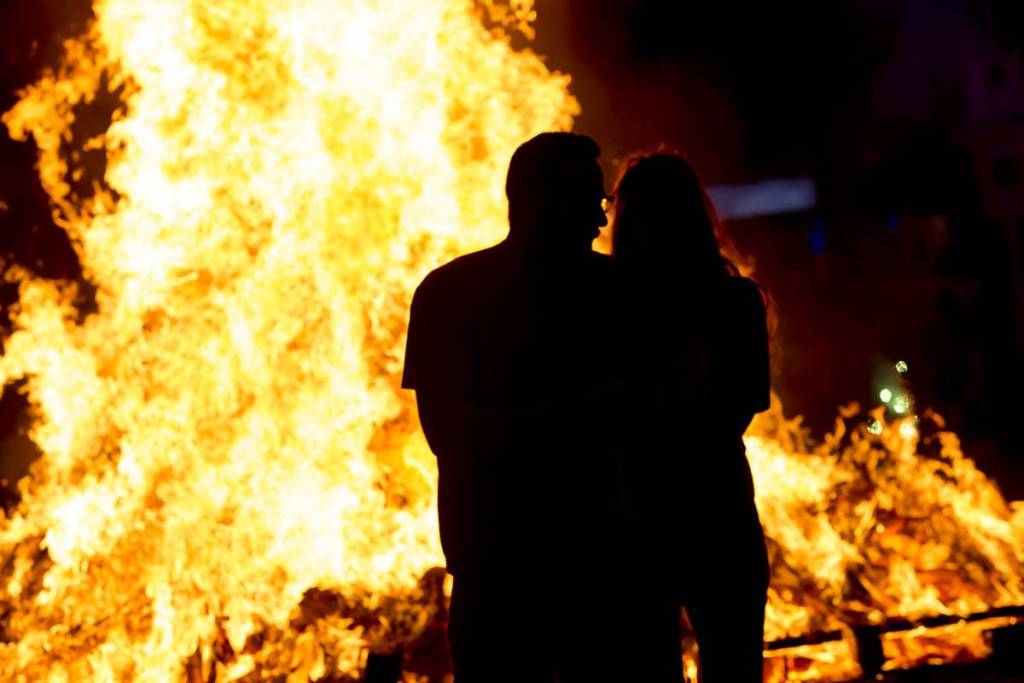 Die 81 Lagerfeuer und Volksfeste zu San Juan 2026 in Barcelona: Straßen und Zeiten der Feuer und Volksessen