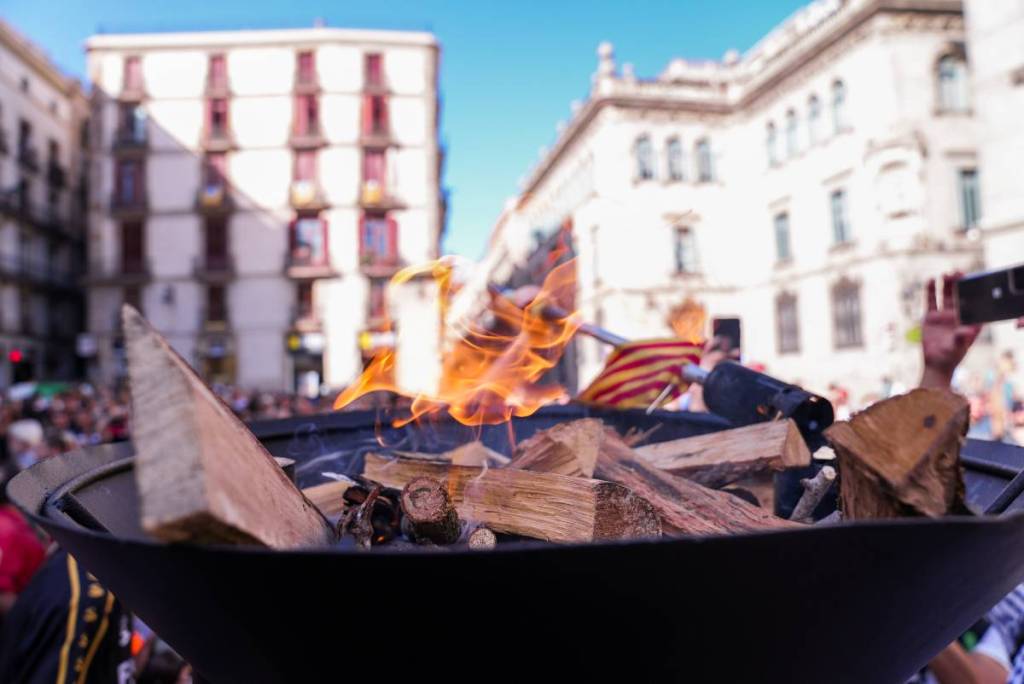 La Llama del Canigó llega mañana Barcelona desde el Pirineo: donde ver el fuego que se inicia a 2.700 metros de altura