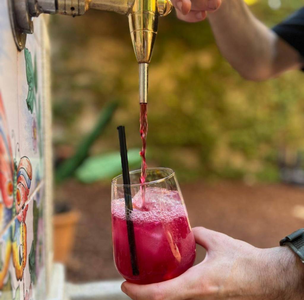 El restaurante que cura el calor: patio secreto con una fuente de tinto de verano ilimitado en pleno Eixample (y paellas populares cada jueves)