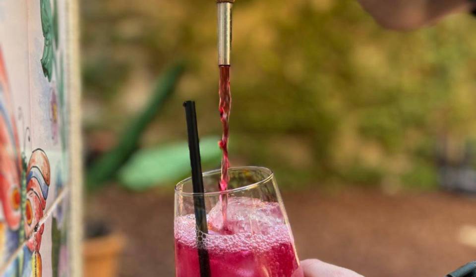 El restaurante que cura el calor: patio secreto con una fuente de tinto de verano ilimitado en pleno Eixample (y paellas populares cada jueves)