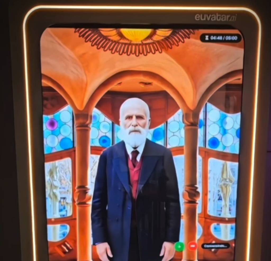 Um Gaudí vivo e em tamanho real «ressuscita» em Barcelona: assim podes falar com ele em frente à Casa Batlló