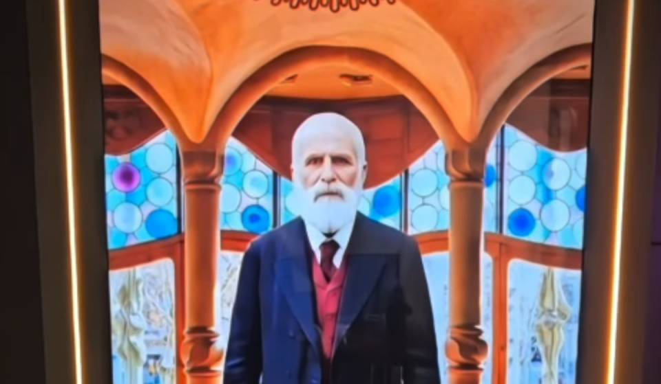 Un Gaudí de mida real i «vivent» pren vida a Barcelona: així és com el podeu parlar davant de la Casa Batlló