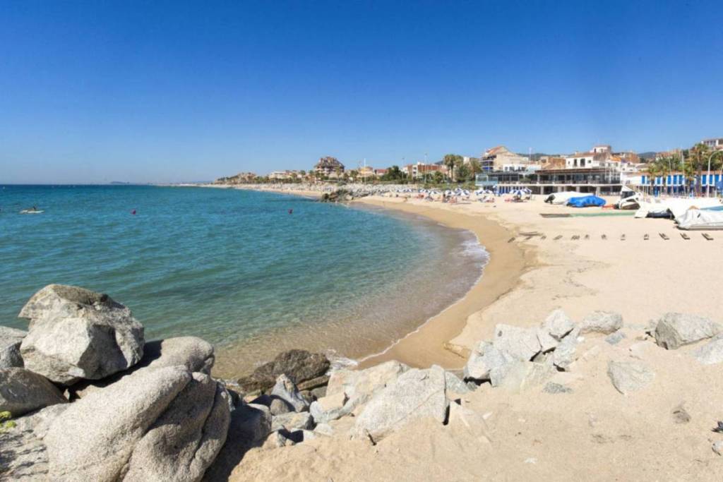 Es la playa más larga de Cataluña: 10 kilómetros de arena, a 45 minutos de Barcelona en tren