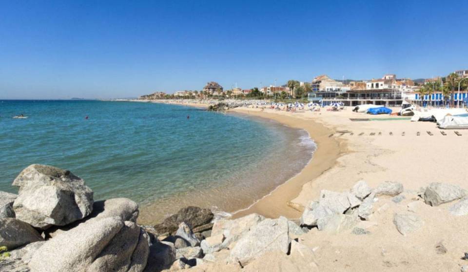 Es la playa más larga de Catalunya: 10 kilómetros de arena, a 45 minutos de Barcelona en tren