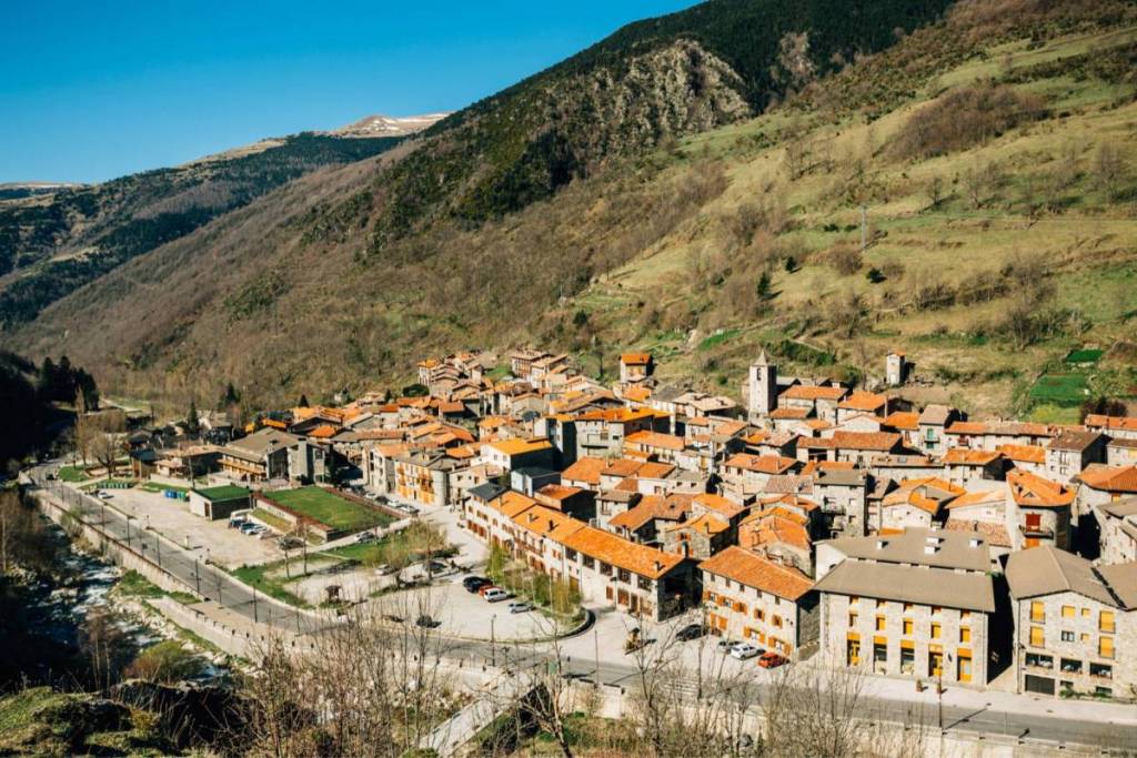 A 2 horas de Barcelona: el pueblo del Pirineo con playa fluvial y rutas de montaña para huir del calor en verano